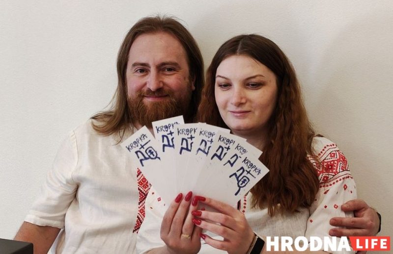 "Вяртайцеся дадому, беларускія свінні". У краме палітвязня Фурманава ў Вільні разбілі акно Дзмітрый і Вольга Фурманавы. Пасля пераследаў у Беларусі яны жывуць у Вільні, адкрылі бізнес і чакаюць дзіця