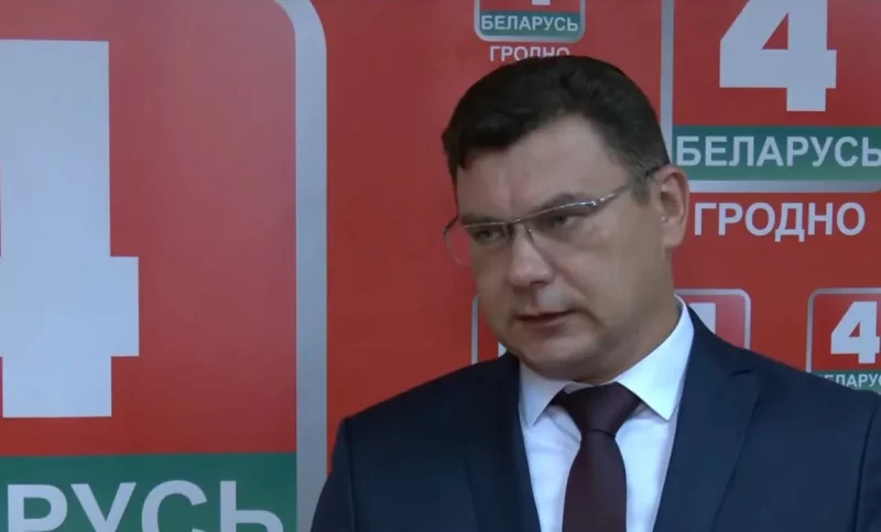 У тэлерадыёкампаніі «Гродна» прызначылі новага дырэктара – папярэдні паўгода таму трапіў у ізалятар Юрый Карняловіч - новы дырэктар тэлерадыёкампаніі "Гродна". Скрыншот відэа тэлеканала "Беларусь 4 Гродна"