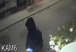 Апублікавалі фота нападніка на беларускую краму Kropka ў Вільні Фота падазраванага ў нападзе на беларускую краму Kropka ў Вільні з камеры відэаназірання. Крыніца: facebook.com/ReidasTV/