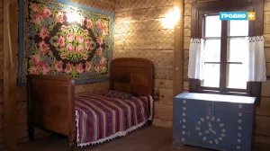 Турысты месяц не могуць патрапіць на яўрэйскія могілкі ў Гродне. Горад звольніў ахоўнікаў і паставіў замок Экспазіцыя ў музеі "Старая хатка" ў гродзенскім лямусе. Скрыншоты Hrodna.life з відэа канала "Гродна Плюс"