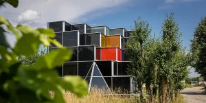 Шкляны дом у Верцялішках пад Гроднам, пабудаваны паводле ўзораў хмарачосаў Нью-Ёрка. Фота: Onliner.by