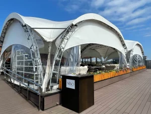 Кафэ "Неба" на даху ЦУМа ў Гродне.