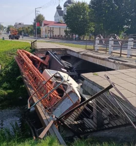 Поврежденный мост с автовышкой. Источник: канал СМОРГОНЬ NEWS