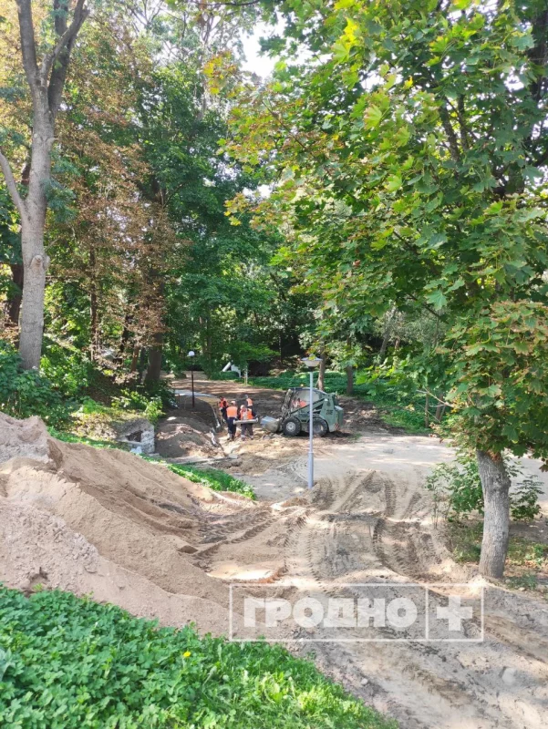 Работы на сцежках Швейцарскай даліны. Фота: "Гродна плюс"
