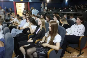 Бюджэтнікі запоўнілі кінатэатры на прэм'еры фільма “Культурный код” Гледачы на фільме "Культурный код".