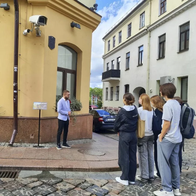 Стэнд са спасылкай на аўдыягід і інструкцыяй.