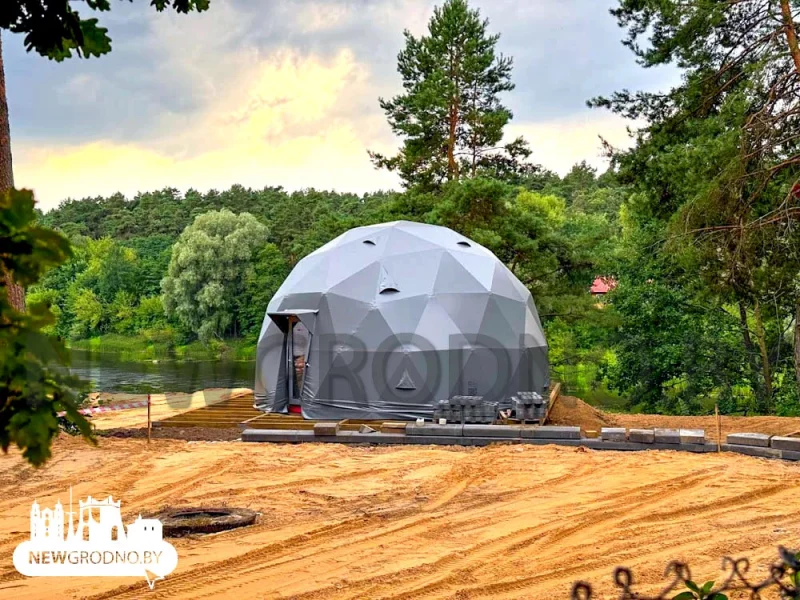 У Пышках ля Нёмана з'явіліся "касмічныя сферы". Што гэта такое? Жылы домік будучага гасцінічнага комплексу ў Пышках. Фота: NewGrodna.by