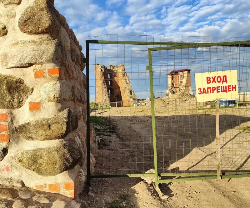 Навагрудскі замак. Травень 2024. Ідзе адбудова сцен замка