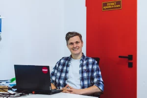 "Трэба дзесьці быць дзіваком, вар'ятам". Руслан Кулевіч - пра 4 гады эміграцыі, прабачэнні Бондаравай і як улады шукалі яго мёртвага бацьку Руслан Кулевіч за працай. Фота: Hrodna.life