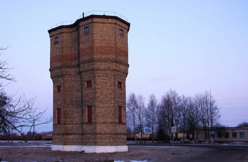 Аўтэнтычны гатэль на 10 нумароў і рэстаран са стравамі з дзічыны: як пераробіць воданапорную вежу ў Мастах новы ўласнік Воданапорная вежа ў Мастах. Фота: Onliner.by