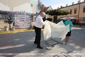 На гродзенскай Алеі кіно адкрылі новую пліту: праверце, ці чулі вы пра гэты фільм Адкрыццё новай пліты, прысвечанай фільму "Зімародак" на Алеі кіно ў Гродне. Фота: БелТА