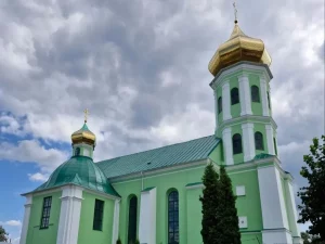 Ацаніць інтэр'ер слонімскай сінагогі ў XVII стагоддзі праз VR-шлем. У Беларусі стварылі першую віртуальную рэканструкцыю будынка Троіцкая царква ў Слоніме пасля перафарбоўкі.