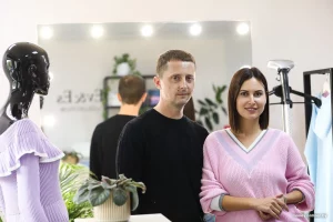 Пачалося з адной сукенкі для сябе. Як сям'я з Гродна пабудавала бізнес на вязаных рэчах і адкрыла шоурум у цэнтры горада Гродзенцы Яўгенія і Дзяніс у шоуруме Ev&Es. Фота: Onliner.by