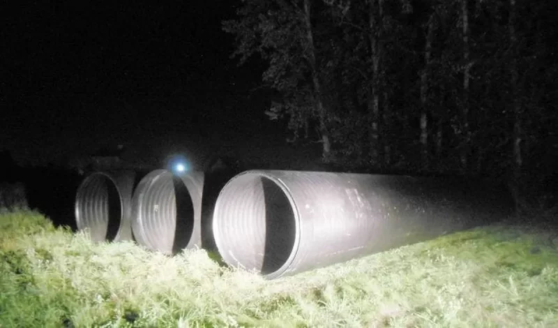 Трубы, якія прыціснулі дзіця. Фота: Следчы камітэт