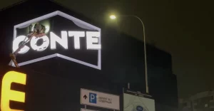 Устаноўка 3D-экрану на фасадзе Triniti. Скрыншот Hrodna.life з відэа YouTube "Вячэрні Гродна"