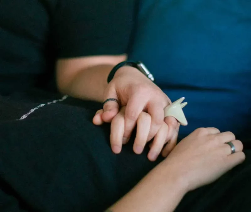 “Важатыя казалі, каб дачка пазваніла мамам”. Квір-эмігранты - пра пераезд у Польшчу, касцёл і гамафобію Насця Базар з жонкай. Фота Аліны Мазавец