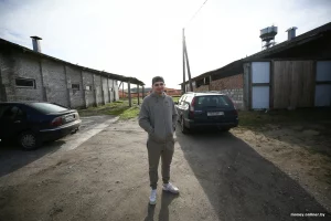 “Першы прыбытак патраціў на станок”. Гродзенец у школе выточваў біты, а ў 27 гадоў адкрыў сваю вытворчасць мэблі Раман Нагула побач са сваёй мэблевай вытворчасцю RomWood у Лідзе. Фота: Onliner.by