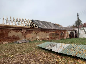 Рэстаўрацыя даху гаспадарчай пабудовы ў сядзібе Храптовічаў у Шчорсах. Фота: Зміцер Юркевіч