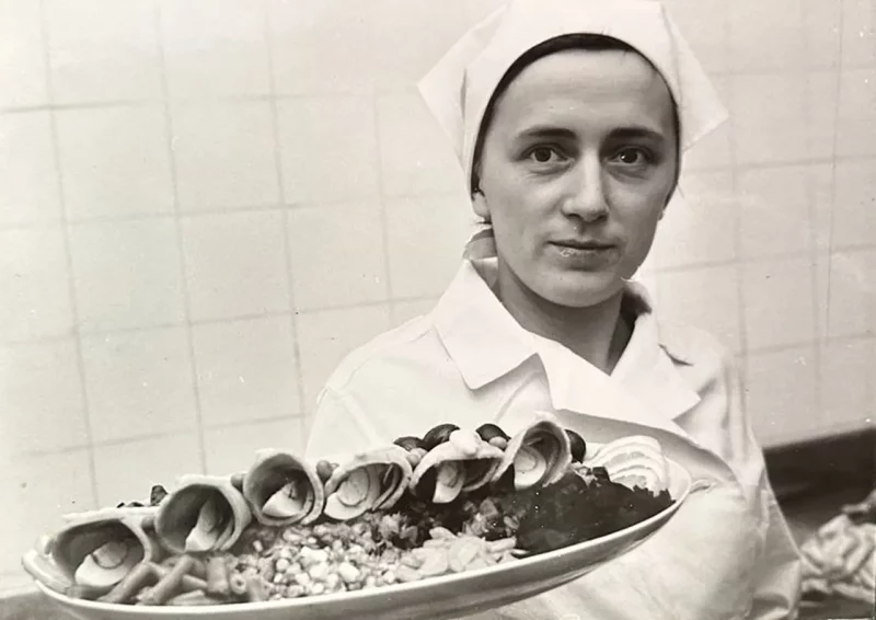 A key and an album with a donation inscription, presented to the Grodno restaurant by colleagues from Belarus during the opening on November 5, 1974. Photo from the archive of the Grodno restaurant / Hrodna. life / MOST