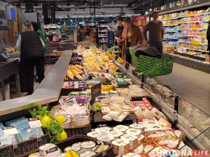 Бачна зоры і Польшча пад бокам: топ-7 плюсаў жыцця на Альшанцы Прадукты ў гродзенскай краме. Ілюстрацыйнае фота Hrodna.life