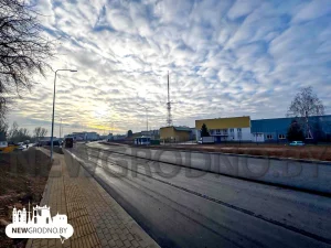 Вуліцы Гаспадарчую і Дубко злучылі чатырохпалоснай дарогай Дарога паміж вуліцамі Дубко і Гаспадарчай. Фота: NewGrodno.by