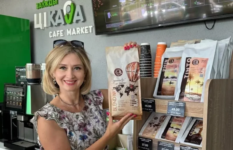 Мастачка Кацярына Забеліна дэманструе ўпакоўкі кавы Coffee Carte са сваімі ілюстрацыямі. Крыніца: Instagram Кацярыны Забелінай