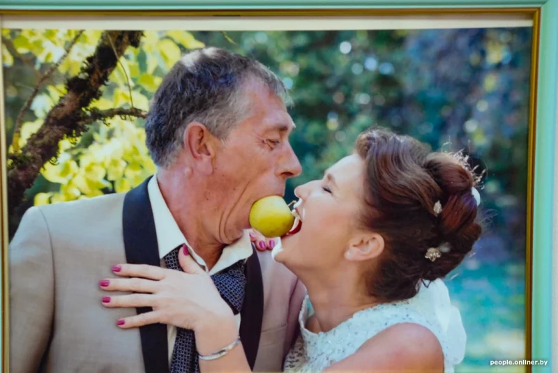 “Накалоў рэшткі піцы на зубачыстку і заявіў: «Гэта табе, дзетка, а рамантыка – у кіно»”. Як у Гродне 30 гадоў працуе шлюбнае агенцтва