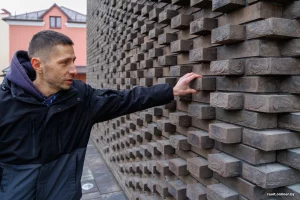 "Гэта не гродзенская архітэктура". Архітэктар будынка на Вялікай Траецкай расказаў, як “праштурхнуў” сучасную пабудову на гістарычнай вуліцы Архітэктар будынка на Вялікай Траецкай, 25 Віктар Варабей. Фота: Onliner.by