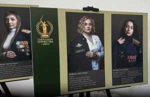 У Гродна прывезлі выставу партрэтаў жанчын «герояў» расійскай агрэсіі ў Украіне Стэнды з выставы ў "Рускім доме"