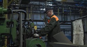 У Гродне за хабар судзяць цёзку начальніка "Белкард" У цэху "Белкард". Скрыншот Hrodna.life з фільма, прысвечанага 70-годдзю ААТ "Белкард"