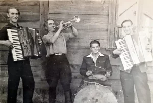 «Я і цяпер не згублюся ў Гродне». Пагутарылі з рэпатрыянтам, які пераехаў у Польшчу ў 1946 годзе, але дагэтуль памятае родны горад Справа за барабанамі і з акардэонам — браты Эйсманты. Фота: архіў сям’і Эйсмантаў