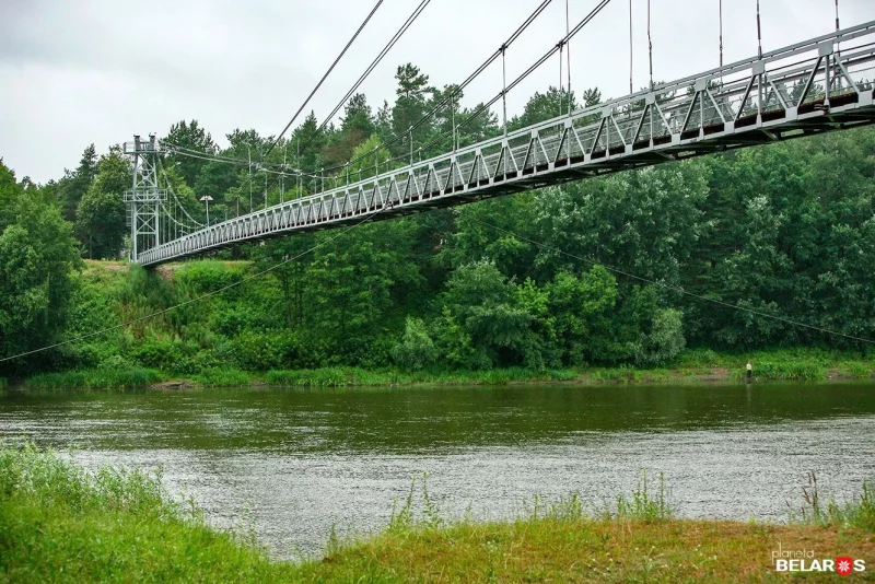 Улады абяцалі зрабіць частку падвеснага моста ў Мастах шкляной. Беларусы паказалі, што атрымалася Падвесны мост у Мастах да рэканструкцыі. Фота: planetabelarus.by