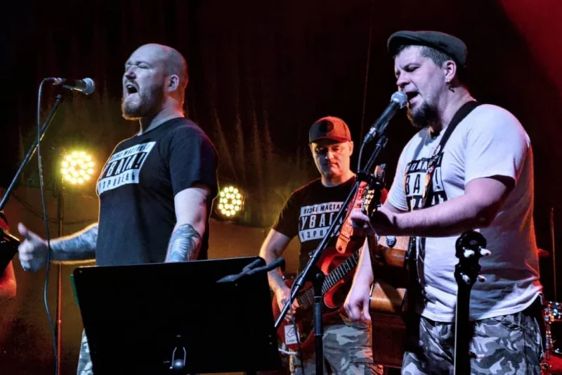 Гурт Dzieciuki у час выступу. Крыніца: сацсеці гурта