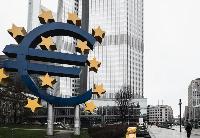 Мільярды еўра — Варшаве, мільёны — Мінску. Параўналі, як Польшча і Беларусь выкарыстоўвалі еўрапейскія гранты Сімвал еўра ля будынка штаб-кватэры Еўрапейскага цэнтральнага банка ў Франкфурце-на-Майне. Фота: Masood Aslami / Pexels.com