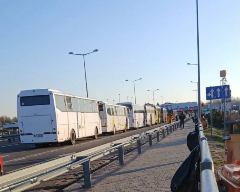 Аўтобусы ў чарзе на мяжы з Польшчай.