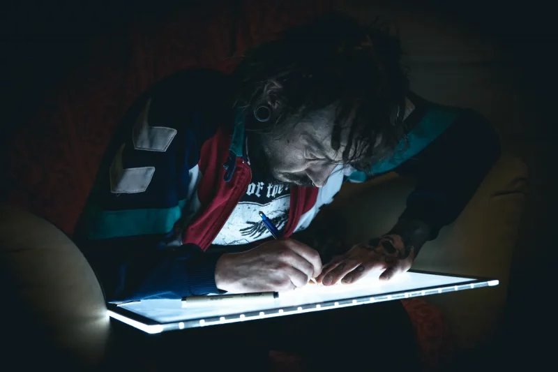 "Яны б радаваліся, што мяне зламалі". Як жыве татуіроўшчык Паша "Белка", які ўцёк ад крыміналкі Паша Белка за працай. Фота: Іван Новаш