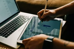 "У агенцтве параілі схаваць узрост". Як беларус 50+ уладкоўваўся на працу ў Польшчы Праца ў рэкламе. Фота ConvertKit на Unsplash