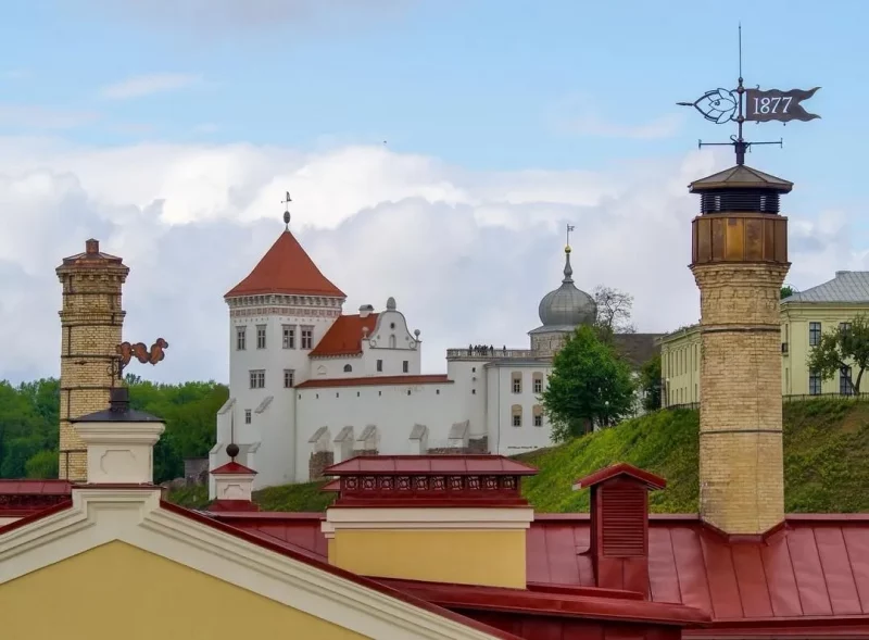Над гродзенскім піўзаводам устанавілі флюгер з сімвалічнай датай. Яго аўтар - знакаміты каваль Над гродзенскім піўзаводам устанавілі флюгер з сімвалічнай датай. Яго аўтар - знакаміты каваль
