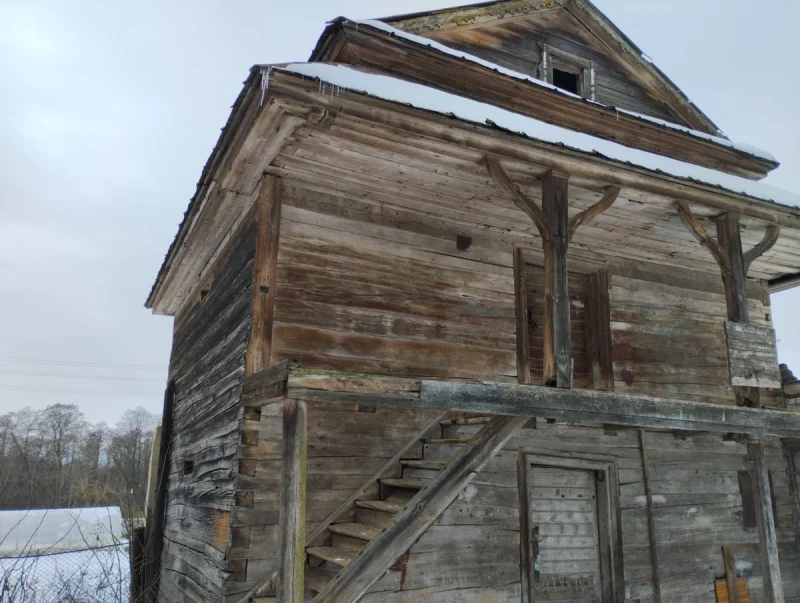 У Ашмянах з аўкцыёну прадаюць стогадовы драўляны склад. Чым ён каштоўны?