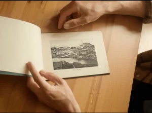 Гродзенец купіў альбом з фатаграфіямі горада, якім споўнілася сто гадоў