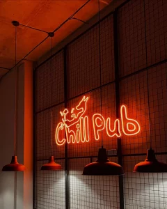 На Дзевятоўцы ў Гродне адкрылі новую кавярню Chill pub: там гатуюць дранікі па-амерыканску і любяць сабак Интерьер кафе Chill на Девятовке