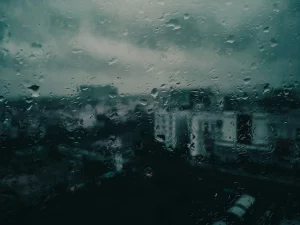 У доме на Дзевятоўцы з-за ліўняў затапіла кватэры на дзевяці паверхах