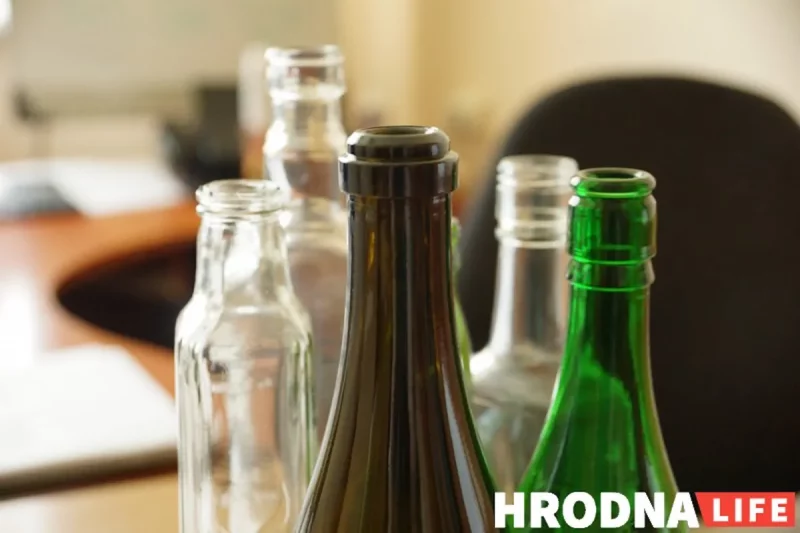 З-за санкцый «Гродзенскі шклозавод» не змог разлічыцца з пастаўшчыкамі. Дзяржава дапамагла дзясяткамі мільёнаў бюджэтных грошай Гродзенскі шклозавод трапіў пад санкцыі - ён выпускае шкляныя бутэлькі