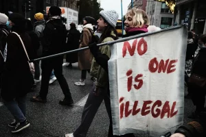 Крымінальныя справы, допыты, крыміналізацыя дапамогі. Як у Польшчы пераследуюць актывістаў, якія дапамагаюць мігрантам на мяжы Фота дэманстрацыі арганізацыі "Шпіля". Аўтар - Tomasz Swierzewski