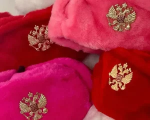 Розовые ушанки - атрибут Русского дома в Гродно
