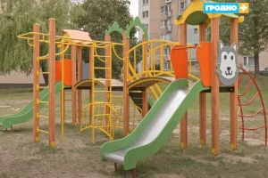 У Гродне вандалы псуюць дзіцячыя пляцоўкі - выкручваюць балты і выбіваюць агароджы Пляцоўка на Дамброўскага, 60. Скрыншот Hrodna.life праграмы "Гродна Плюс"