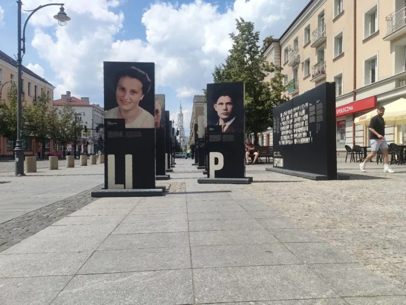 У Польшчы — генацыд, у Расіі — складаная гісторыя, у Беларусі — "экстрэмізм у імя сумнеўных ідэй". Аўгустоўская аблава дагэтуль выклікае спрэчкі Выстава ў Беластоку, прысвечаная ахвярам Аўгустоўскай аблавы. Ліпень 2025. Фота: Hrodna.life