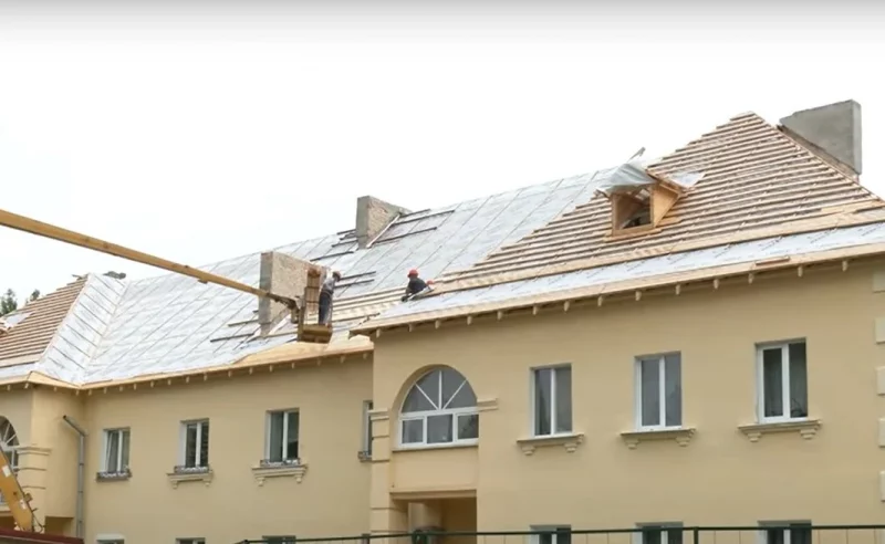 Дах знаходзіцца ў Расіі. Жыхары дома на Фолюшы ў Гродне скардзяцца на капітальны рамонт Дах знаходзіцца ў Расіі. Жыхары дома на Фолюшы ў Гродне скардзяцца на капітальны рамонт