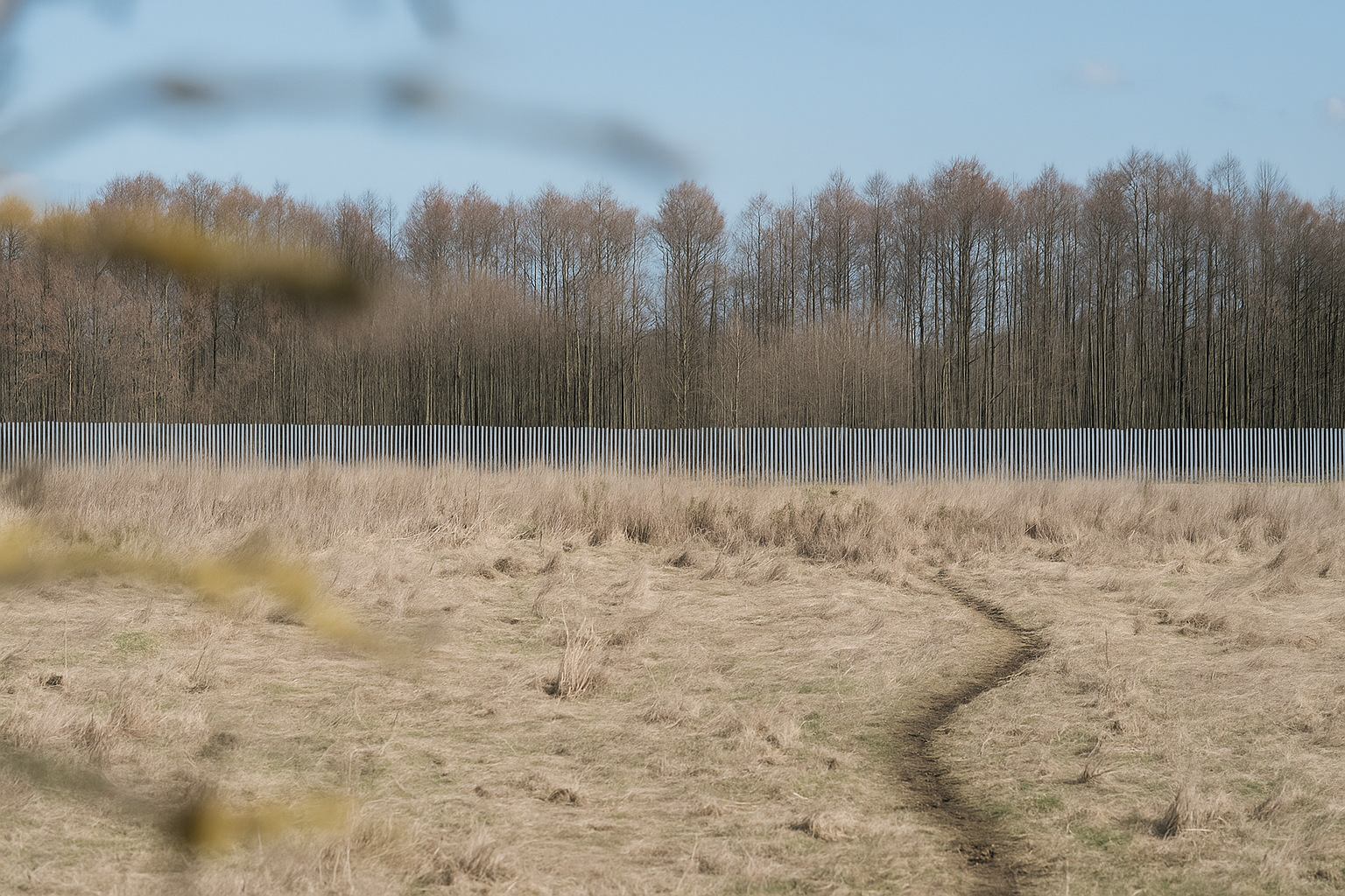 Белорусско-польская граница со стеной и колючей проволокой