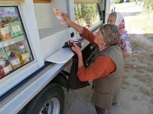 У вёсцы за 50 кіламетраў ад Гродна мясцовыя жыхары засталіся без хлеба і малака: аўталаўка прыязджае нерэгулярна